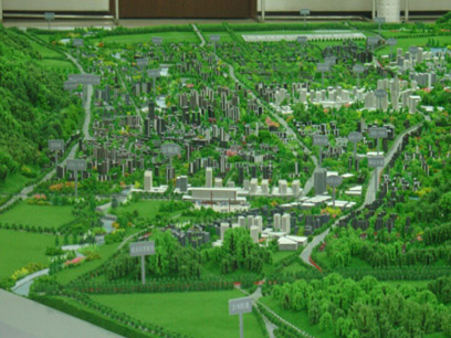 　　在建筑模型中，绿地的比例非常大，只有加入绿色环境，才能体现整个建筑模型的美感。需要注意的是，不同的建筑模式有不同形式的绿地，比如平地和山地。模型公司如何制作山地绿地的建筑模型?  　　山地绿地生产:  　　平面模型通过一次切割绿色材料完成，而山地绿化通过多层生产形成。基本材料通常是自画，绿色粉末，胶水等。  　　首先，修剪堆积如山的形状。修边后，用废纸浆底盘上不需要绿化的部分遮荫去粉。然后，在底层喷涂绿色自漆。绿色自漆的底层是深绿色或橄榄绿。应注意彩色喷涂的均匀性。第一次喷漆后，应及时修复造型工作中明显的裂纹和缺陷，修复后再进行喷漆。喷漆后，将模型放入通风口进行干燥处理，待底漆完全干燥后即可进行表面处理。  　　制作面层时，用板刷将胶液均匀地涂在漆层上，然后将配制好的绿色粉末均匀地涂在上面。撒绿色粉末时，可以根据山的高度和方向进行一些颜色变化。喷洒绿色粉末后，可以轻轻挤压，然后晾干。干燥后，除去多余的粉末，稍微修整缺陷，完成山体绿化。